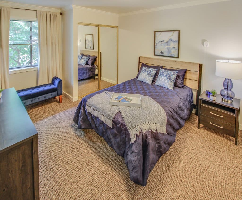 senior assisted living bedroom​